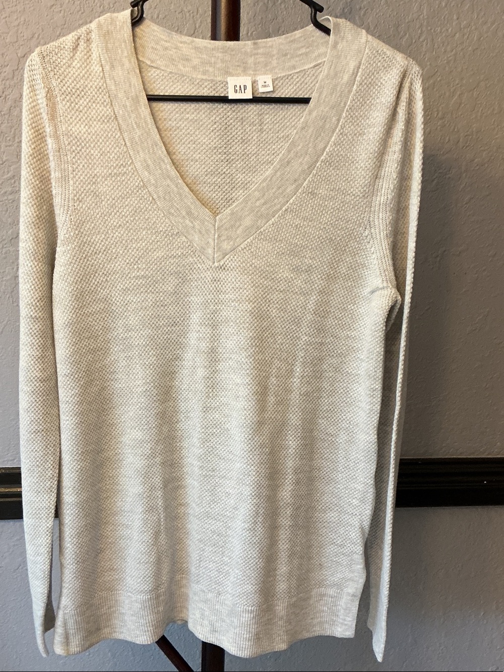 GAP Women's Light Cream V-Neck Sweater